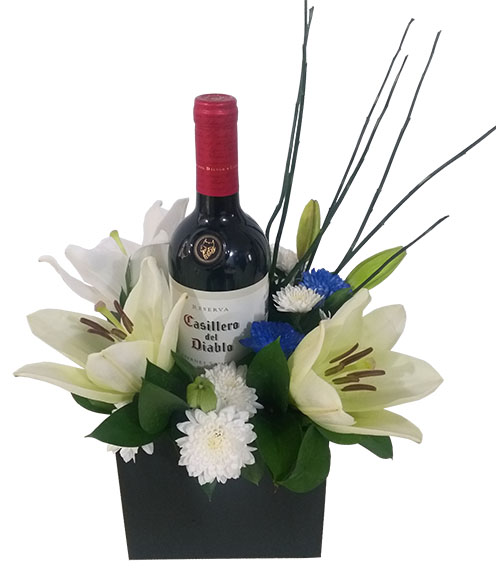 caja con botella de vino y lilis 