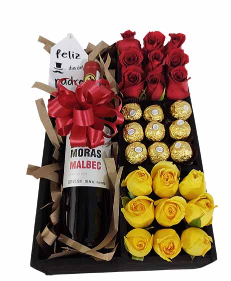 caja con rosas amarillas y rojas botella de vino y chocolates