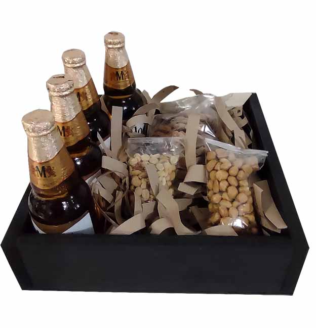 caja con cervezas y botanas