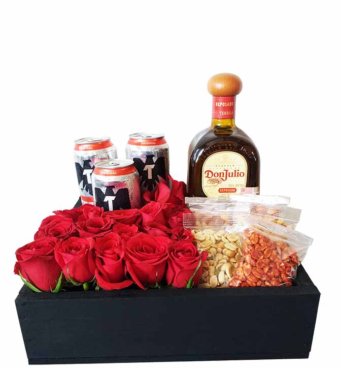 caja con 3 cervezas de lata rosas rojas,tequila y botanas