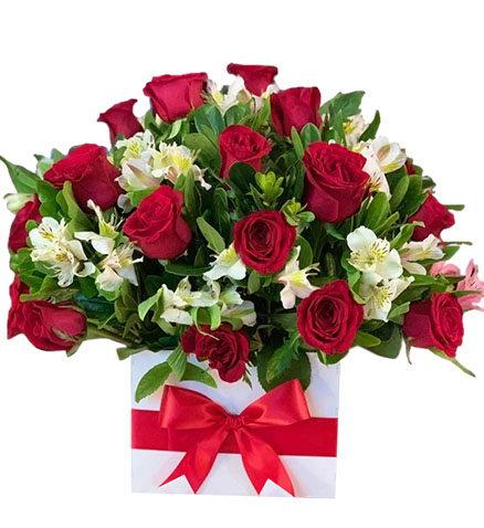 caja con 80 rosas rojas