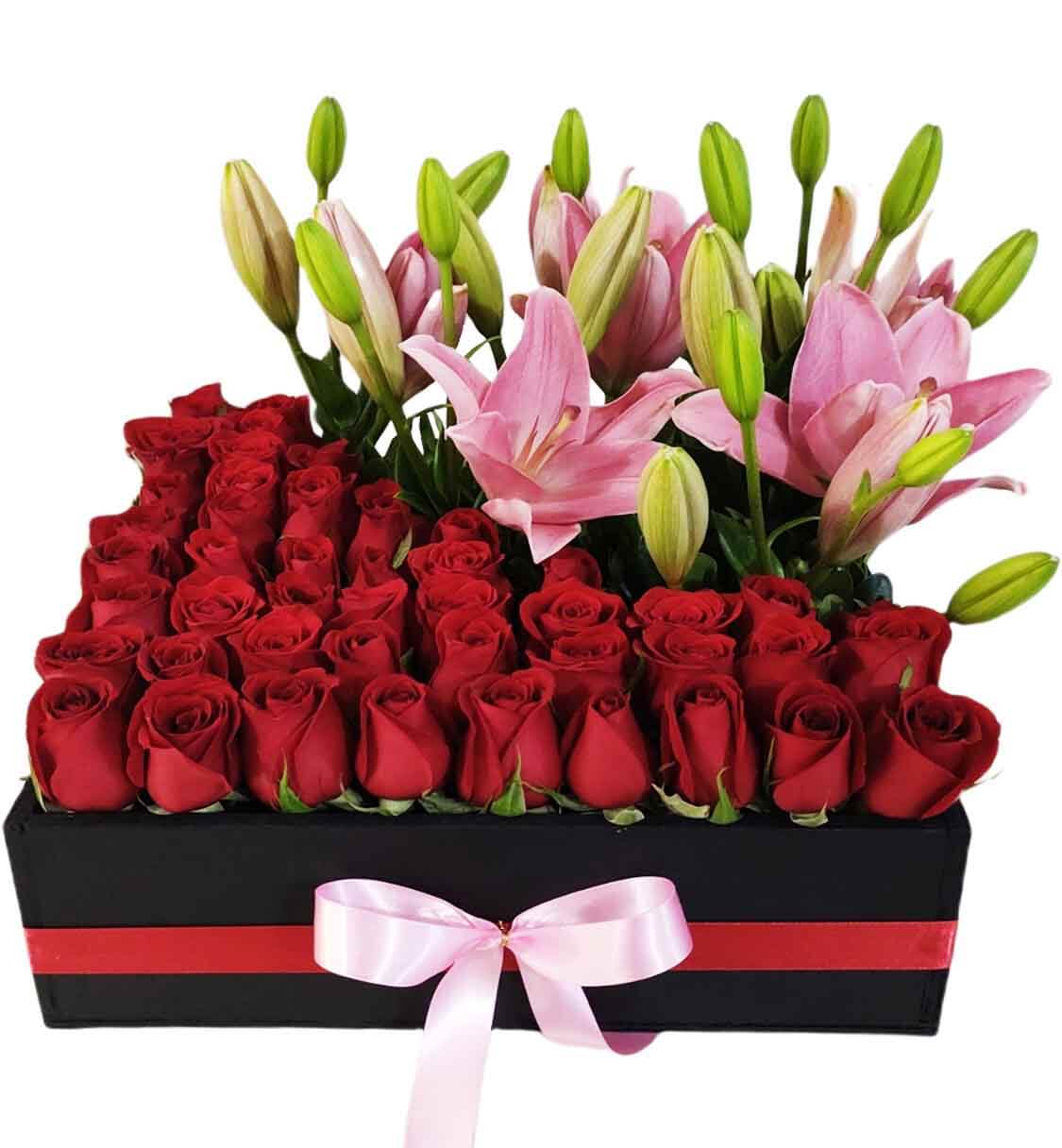 box con rosas y lilis rosadas Florería en Veracruz y Boca del Río: ¡Envío a domicilio! Encuentra las mejores flores y arreglos florales para cualquier ocasión