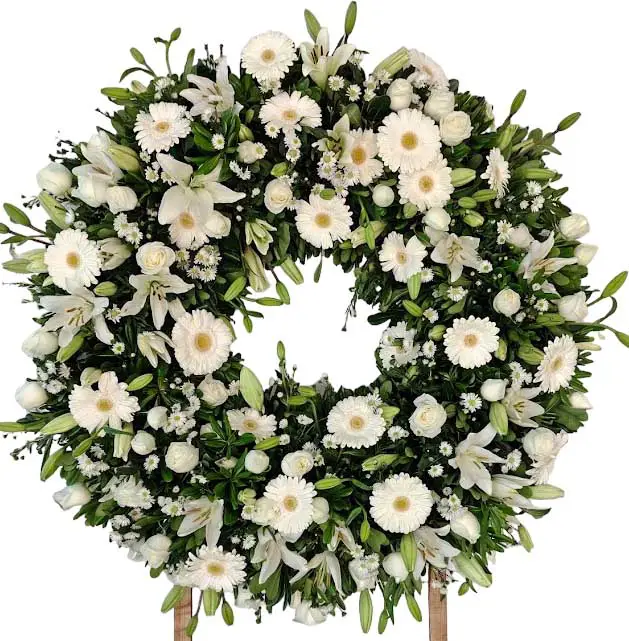 corona funebre de 1 metro de diametro con rosas blancas lilis blancas gerberas blancas follaje verde
        