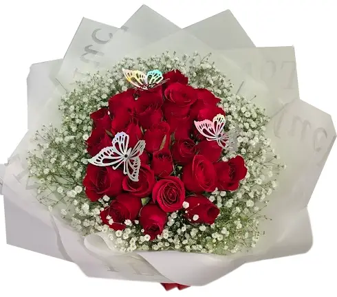 ramo con 24 rosas,mariposas y papel decorativo