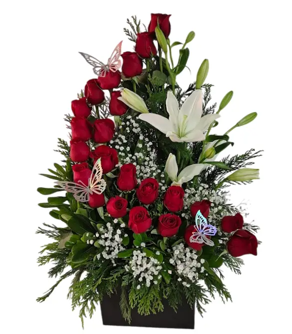 Arreglo con 24 rosas rojas,lilis blancas,baby breath,caja de madera